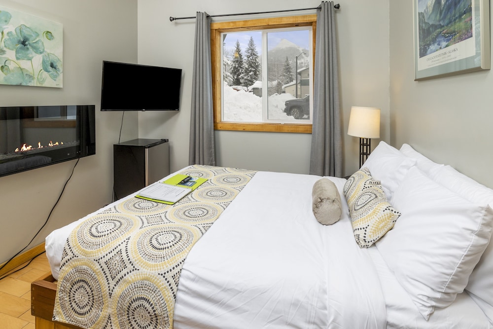 Deluxe Room, 1 Queen Bed, Private Bathroom, Mountain View (Pet Friendly) photo 1