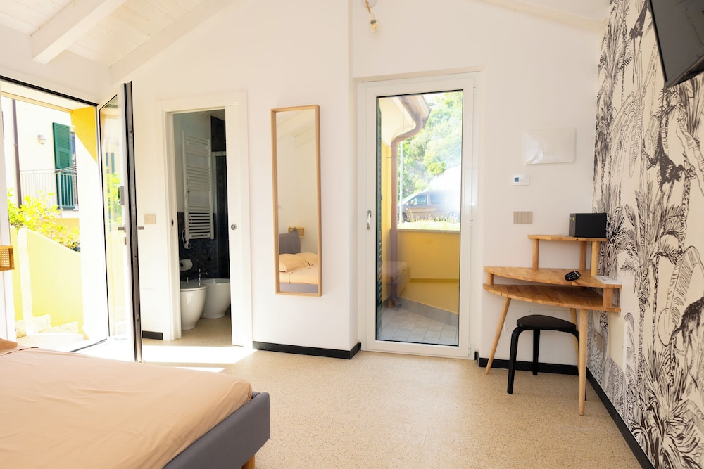 Deluxe Double or Twin Room, Balcony, City View photo 3