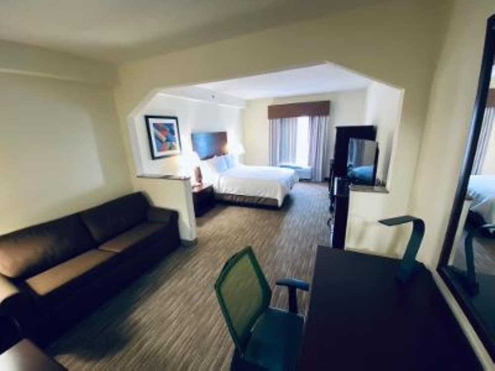 Suite, 1 Queen Bed - Photo 2