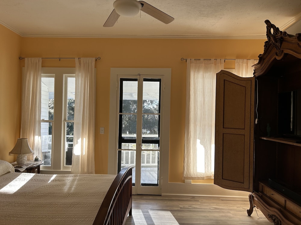 Luxury 1 King Bed, Non Smoking, Patio photo 3