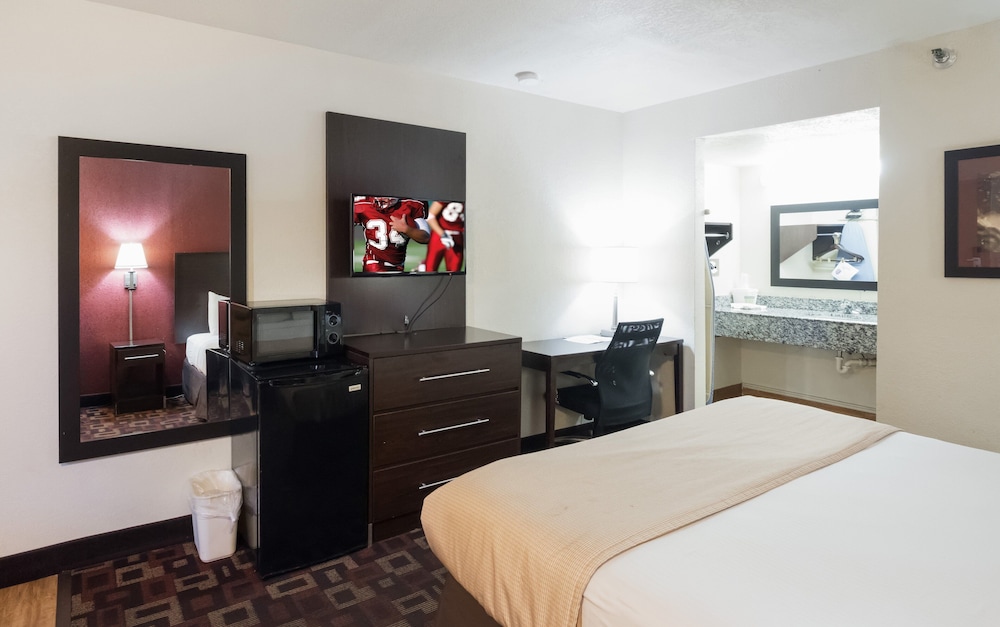 Deluxe Room, 1 Queen Bed, Accessible, Smoking
