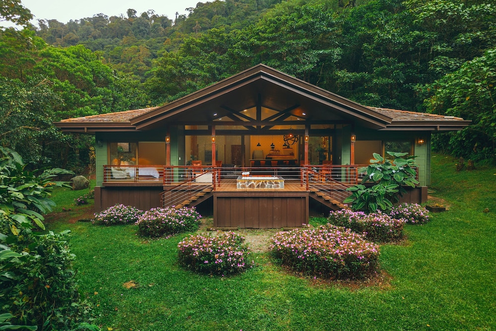 Luxury Villa, 2 Bedrooms, Hot Tub, Mountain View