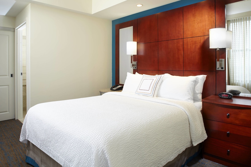 Suite, 1 Bedroom (Mobility/Hearing Access, Roll-in Shwr) photo 3