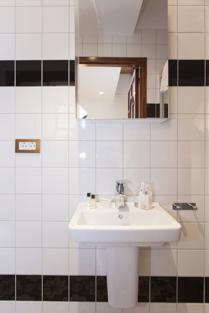 Classic Double Room, 1 Queen Bed, City View - Photo 13