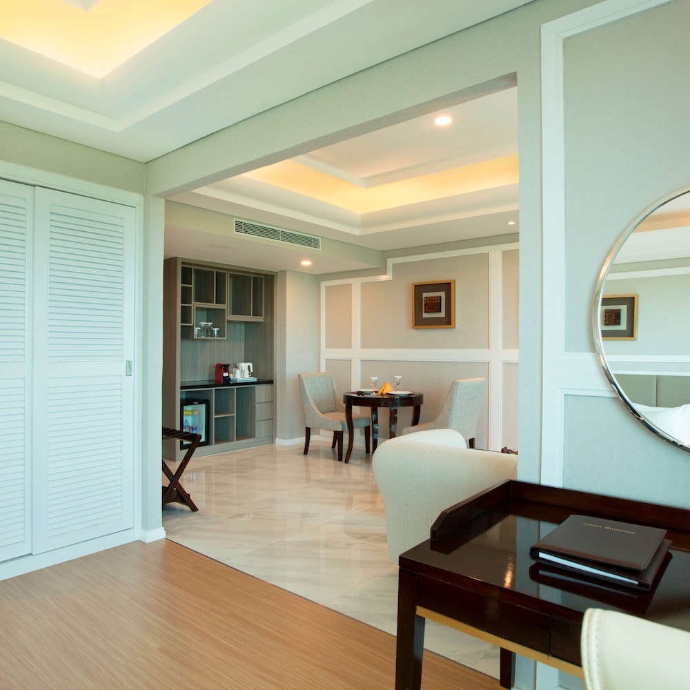 Grand Suite, 1 King Bed, Non Smoking (Lake)