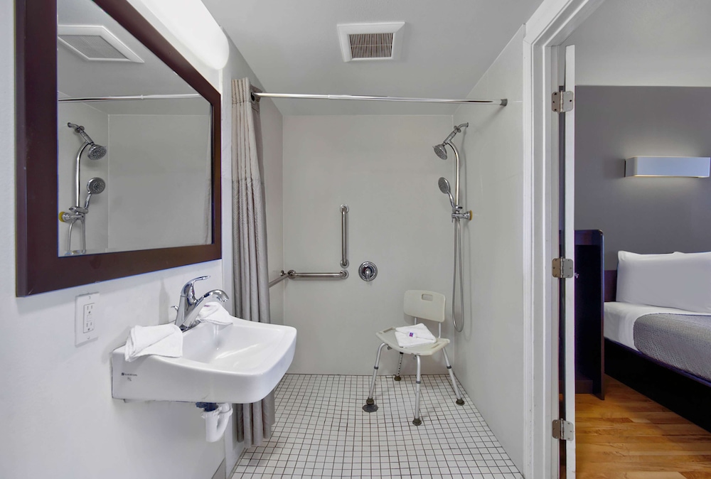 Standard Room, 2 Queen Beds, Non Smoking - Photo 4