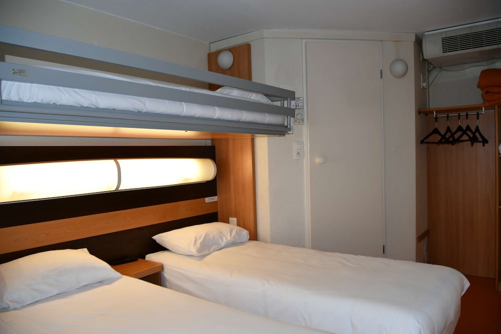 Standard Room, 3 Twin Beds - Photo 8