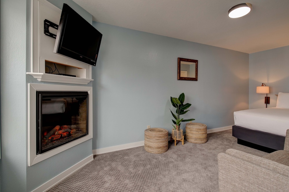 Queen Suite with Jetted Tub Partial Ocean View - Photo 3