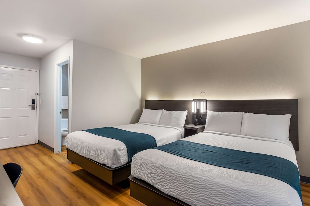 Deluxe Room, 2 Queen Beds, Non Smoking, Refrigerator & Microwave photo 3