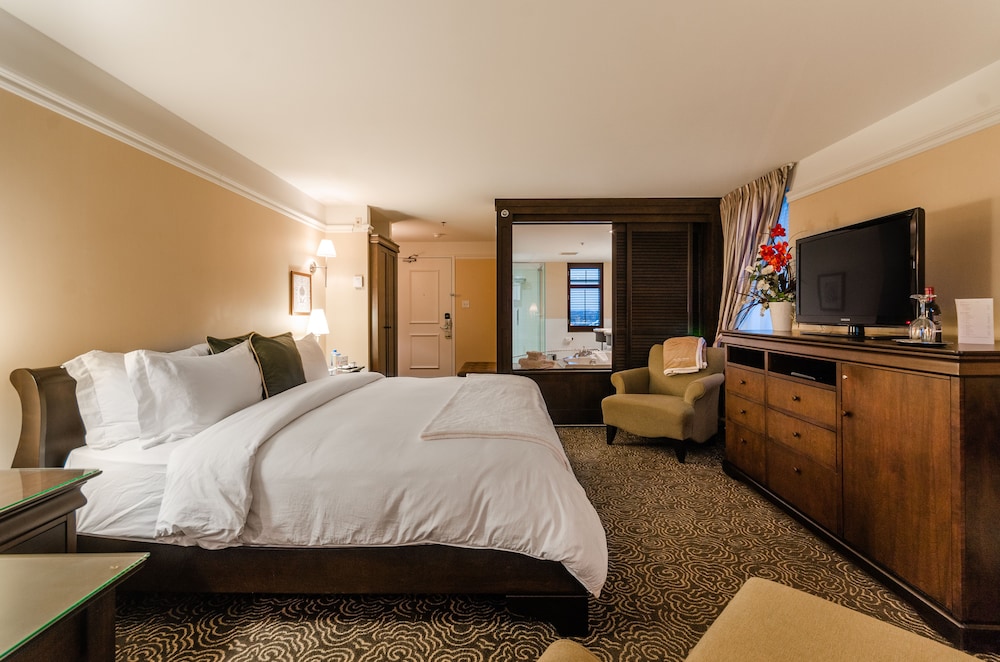 Deluxe Room, 1 King Bed photo 2