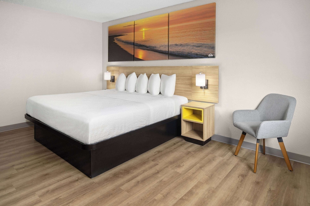 Standard Room, 1 King Bed - Photo 3