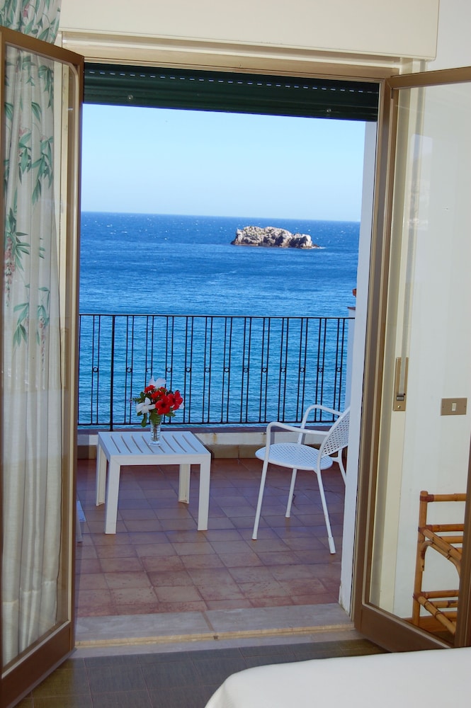 Superior Double or Twin Room, Terrace, Sea View - Photo 4
