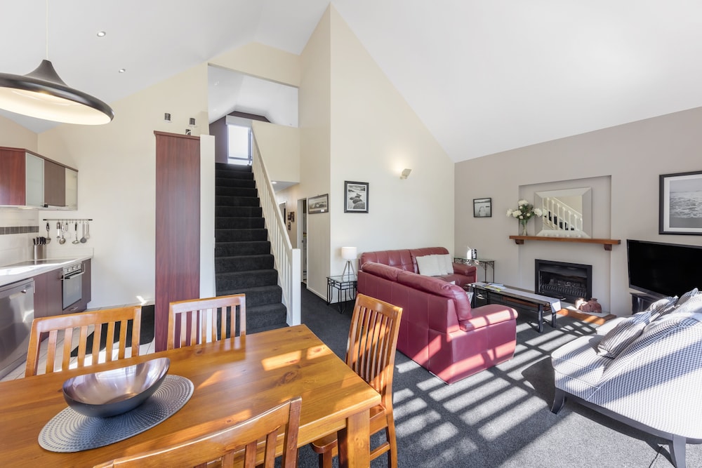 Chalet, 3 Bedrooms, Lake View - Photo 3