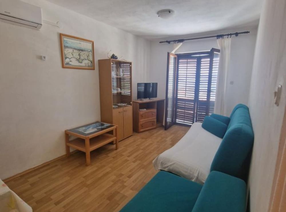 Apartment (One Bedroom Apartment with Balcony an)