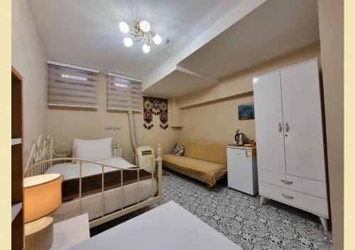 Single Room with Shared Shower and Toilet photo 3