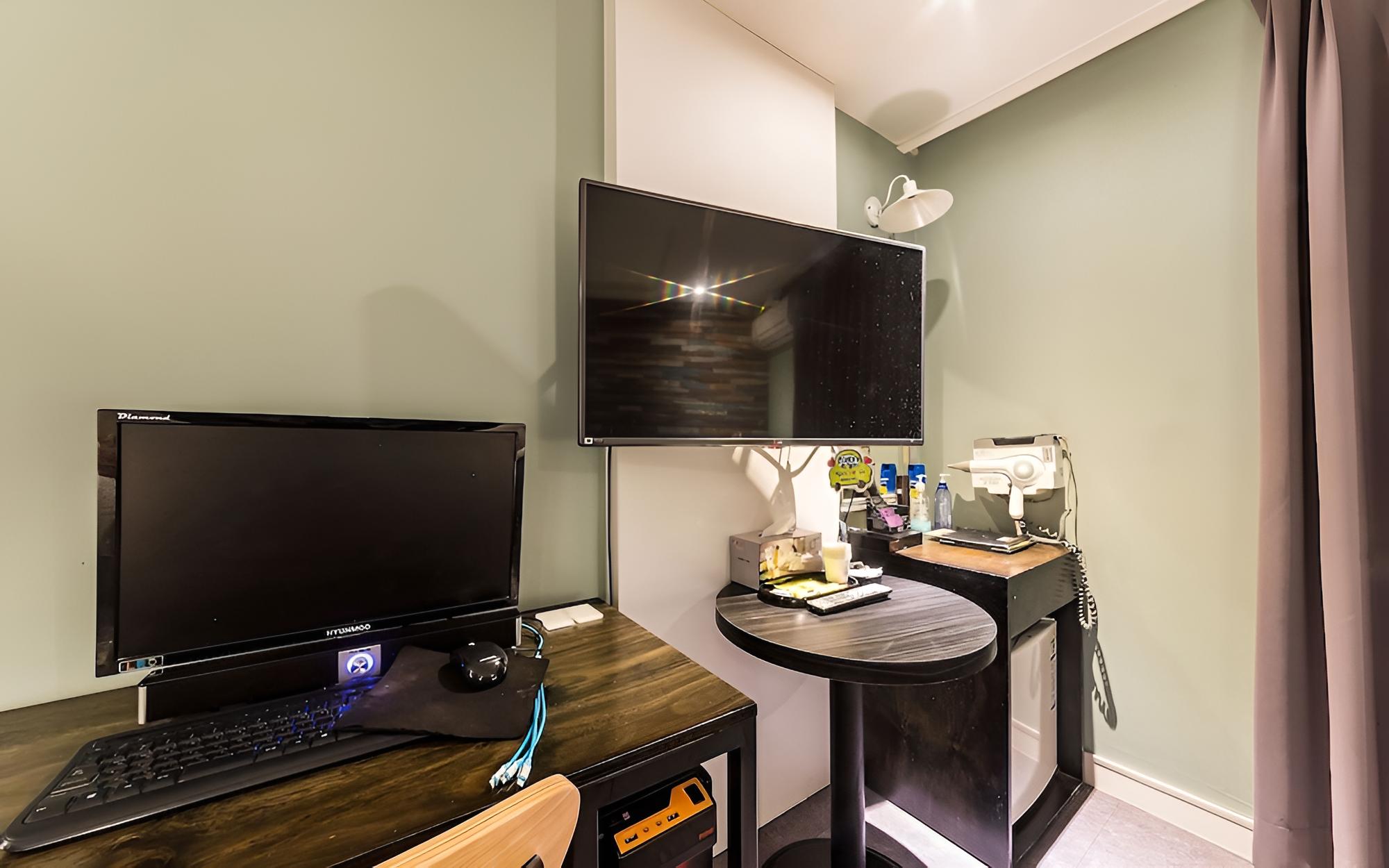 Room (Deluxe Twin (Double and Single Bed Ba) photo 3