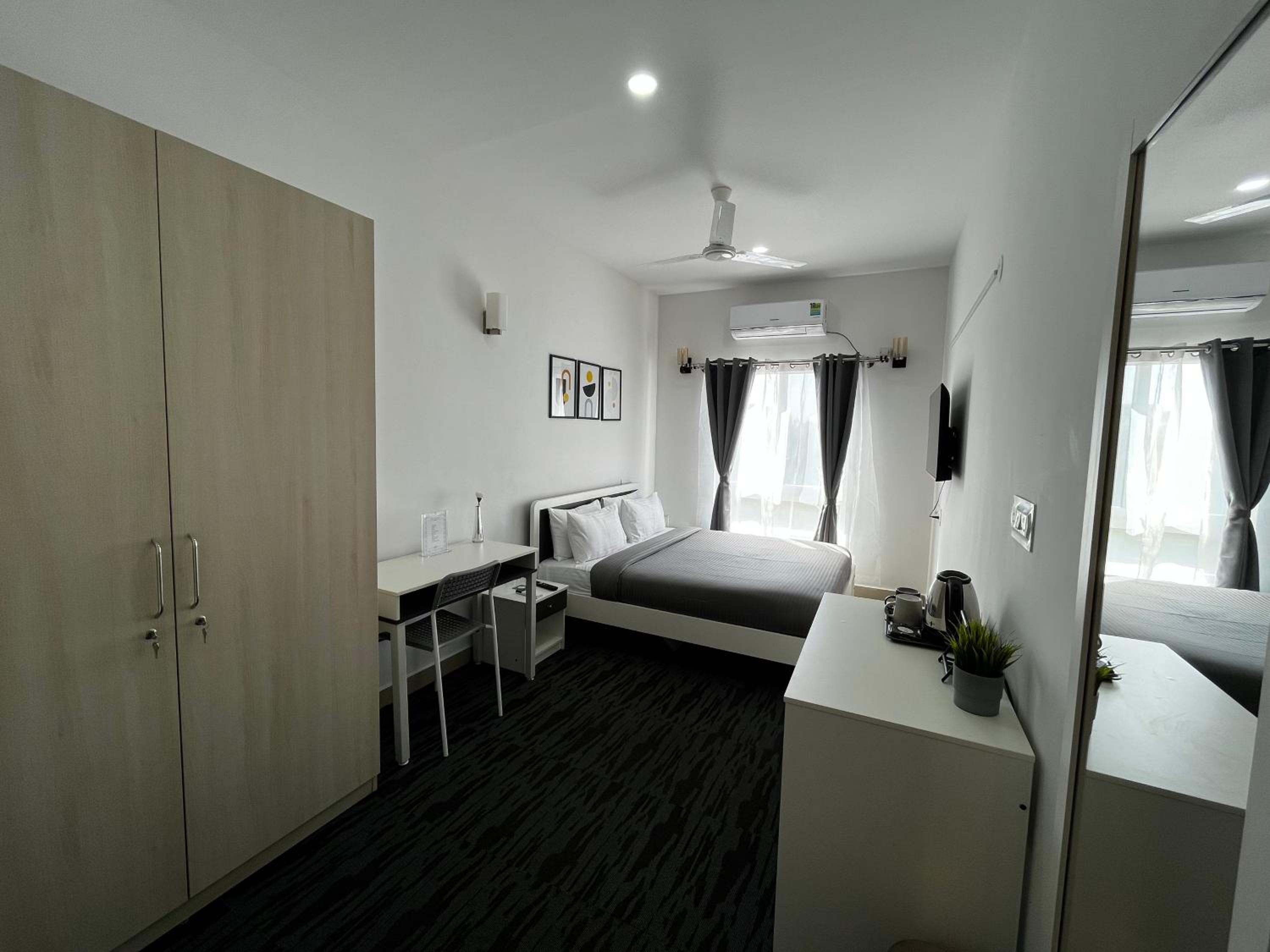 Deluxe Queen Room - Photo 1