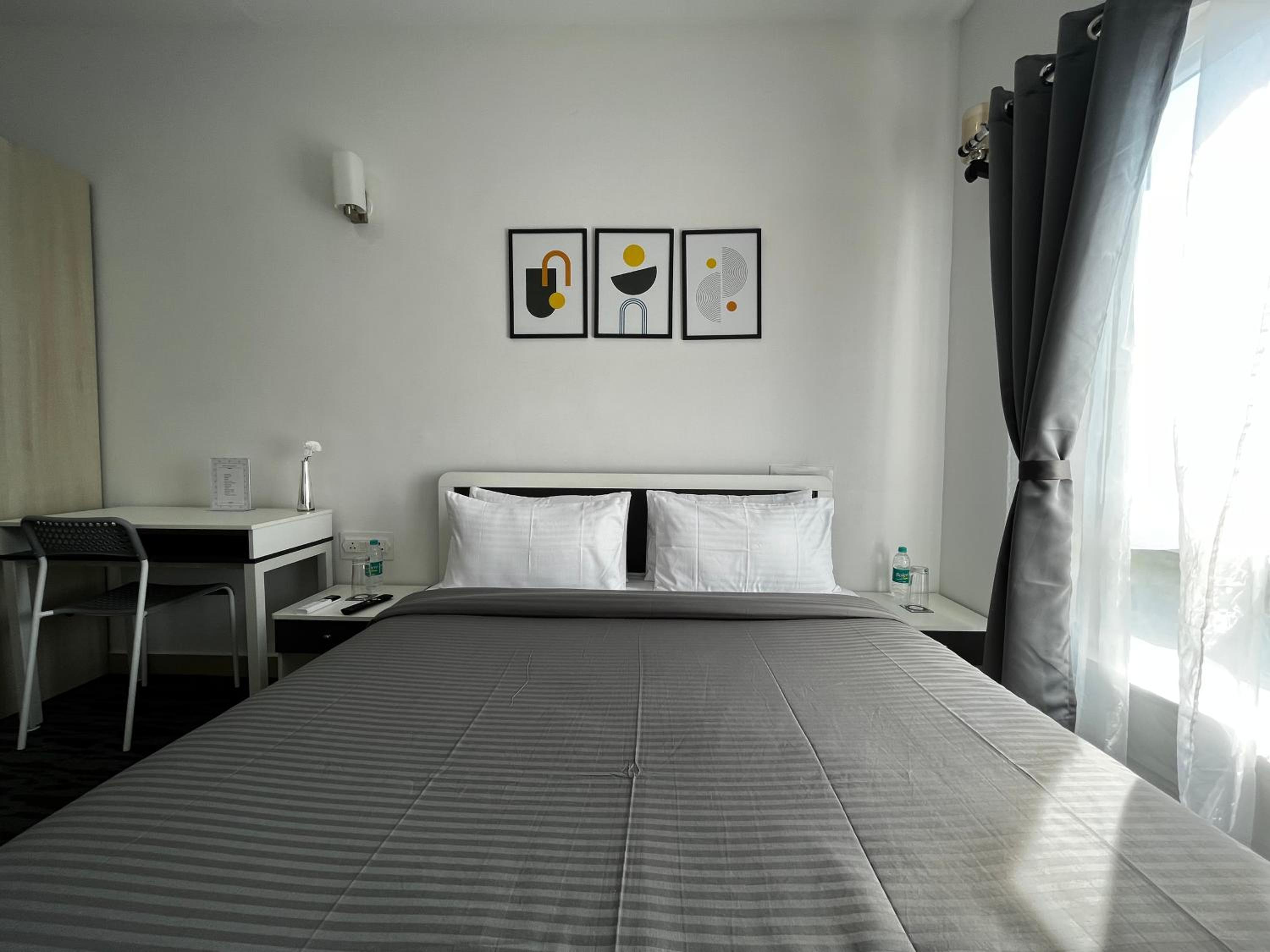 Deluxe Queen Room - Photo 7