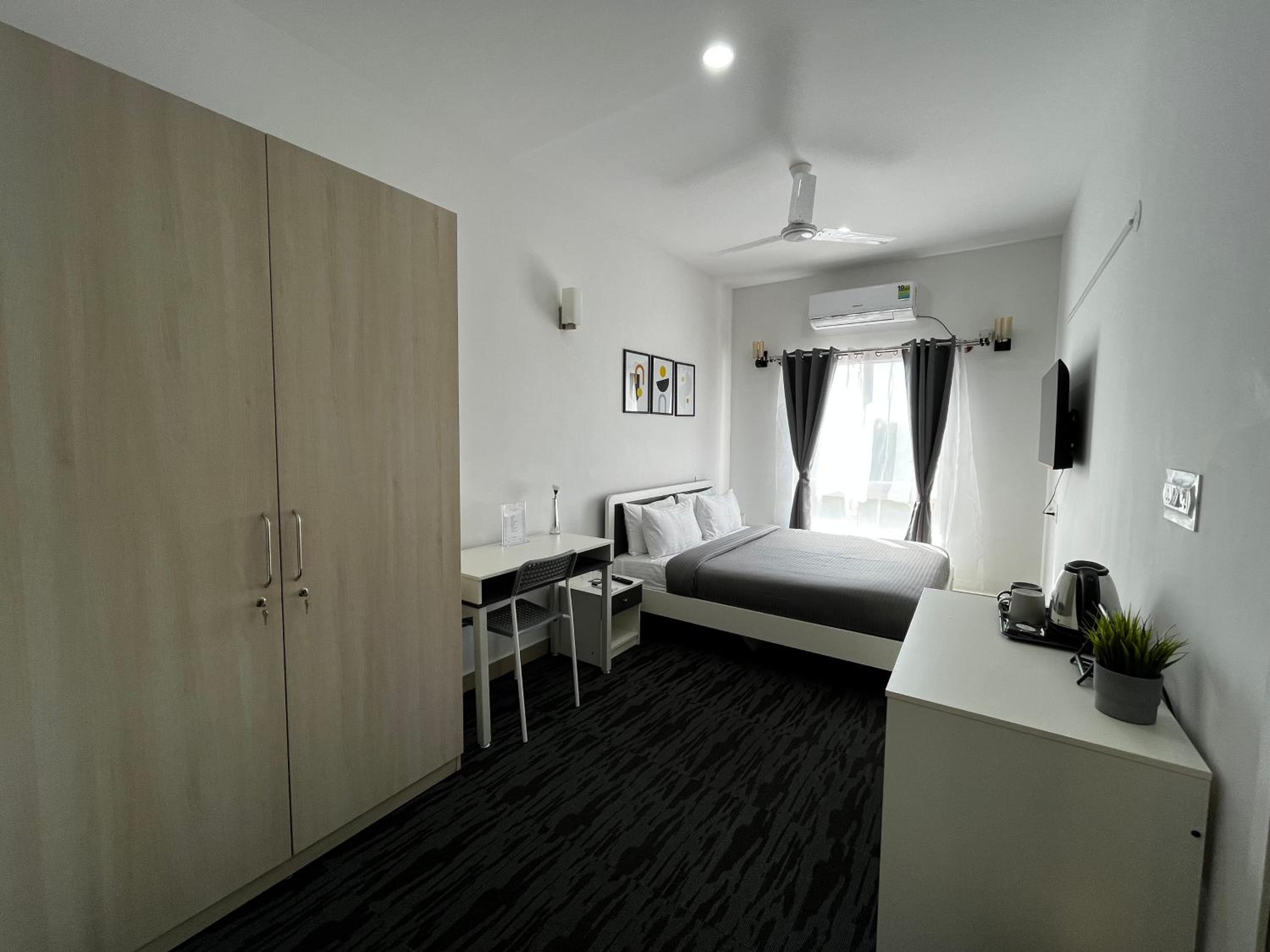 Deluxe Queen Room - Photo 8
