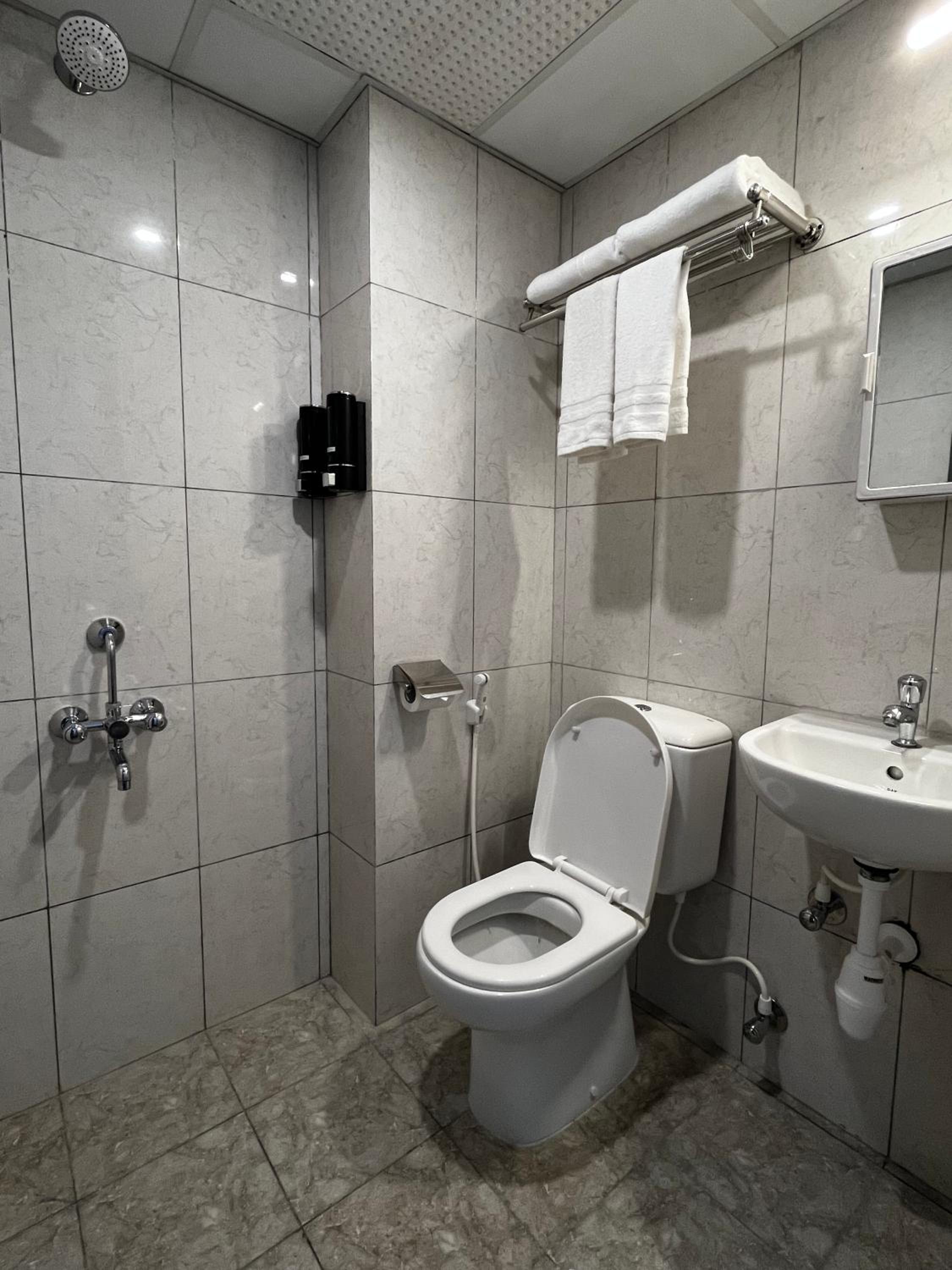 Standard Queen Room - Photo 4
