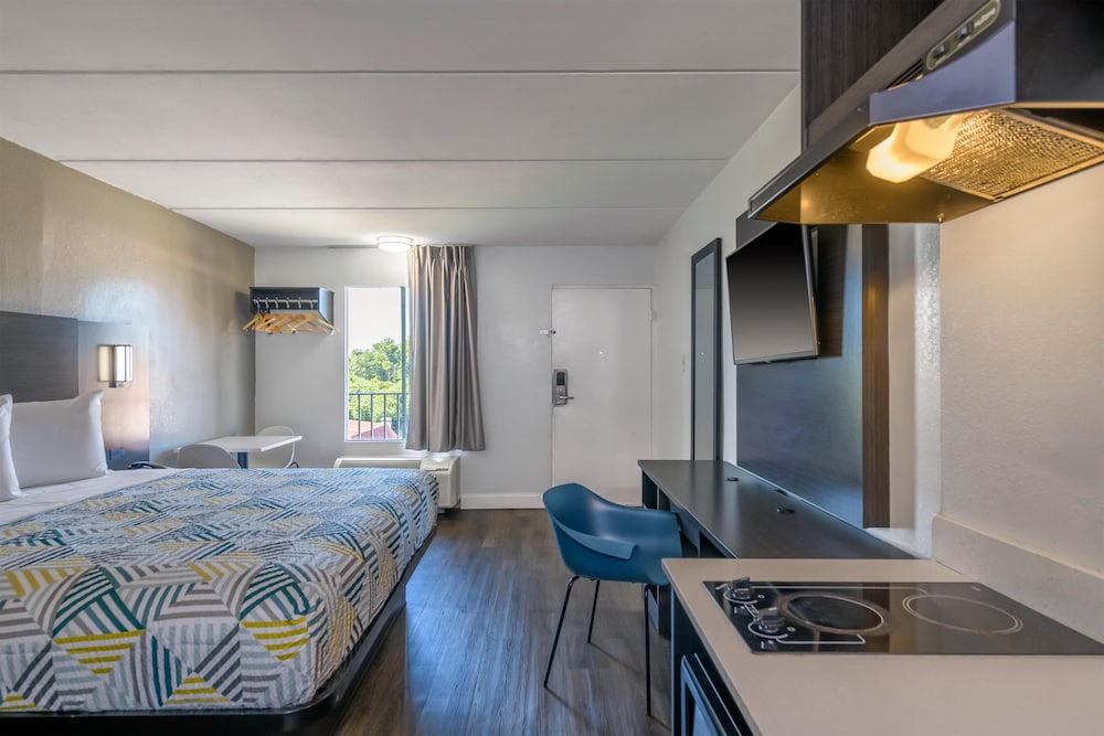 Deluxe Room, 1 King Bed, Smoking, Kitchenette photo 2