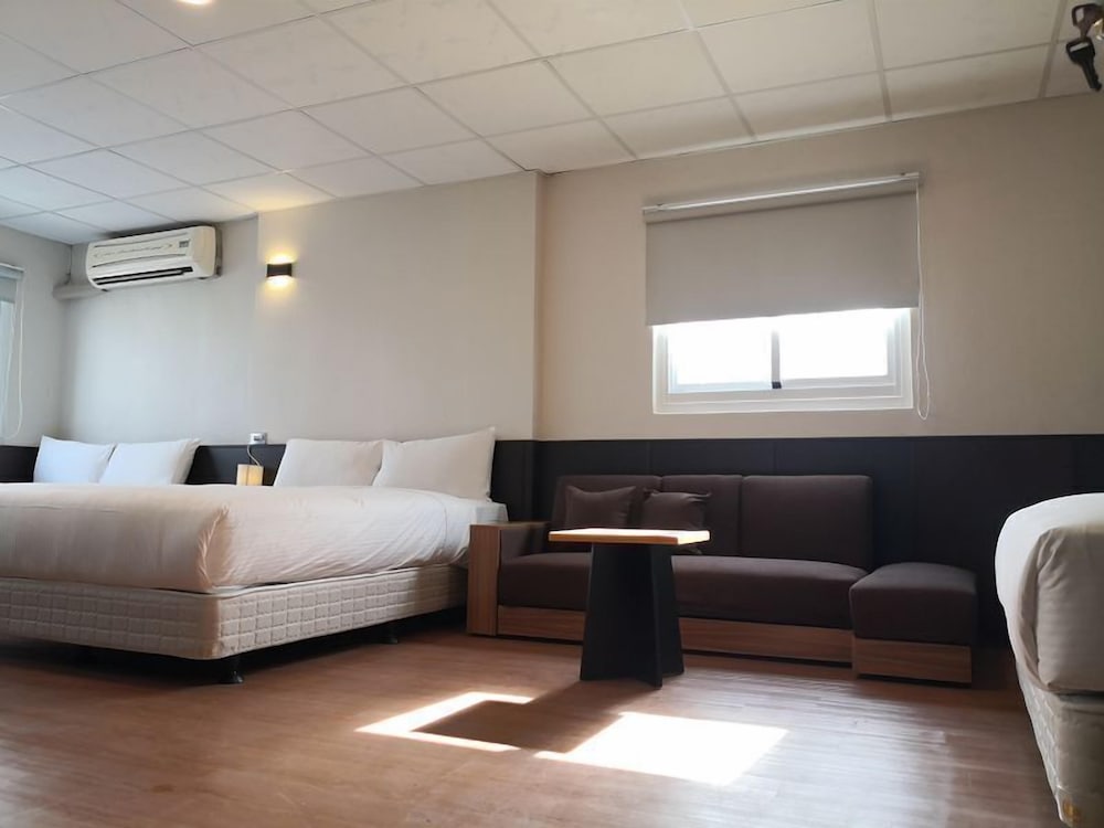 Superior Family Room photo 2