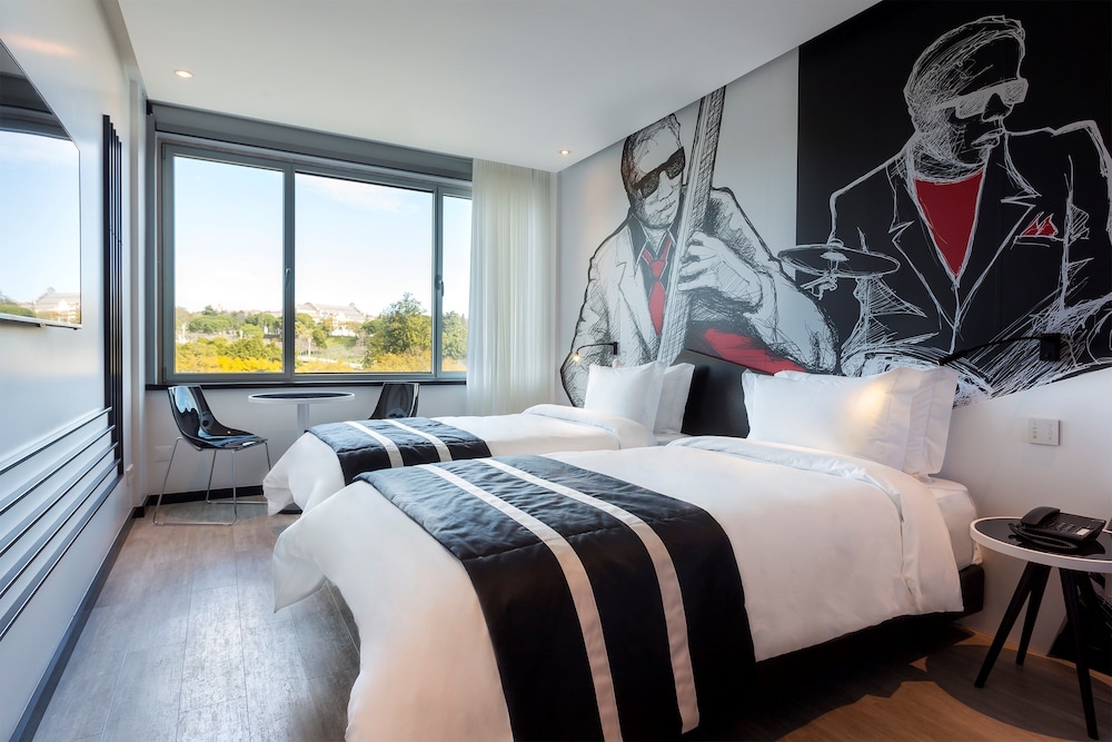 Twin Room (Harmony)
