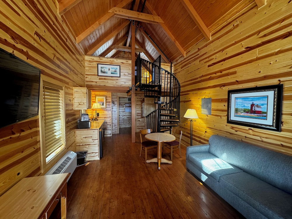 Senior Cabin, Accessible photo 1