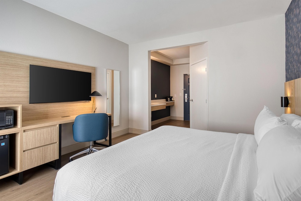 Standard Room, 1 King Bed, Accessible, Non Smoking - Photo 3