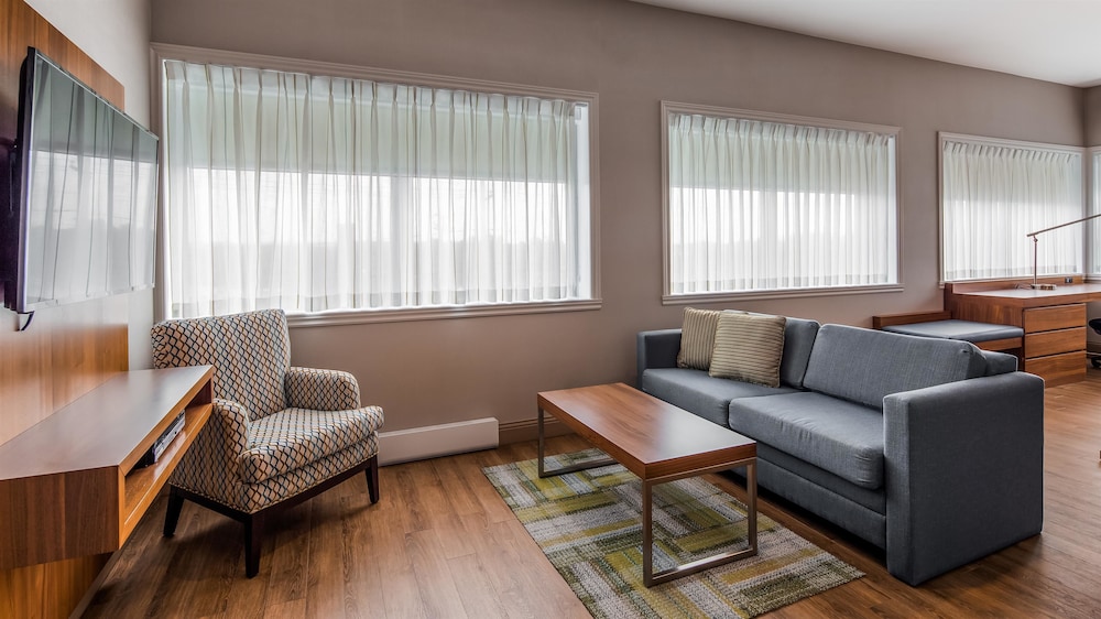 Suite, 1 King Bed, Non Smoking, Refrigerator (Living Room;with Sofabed) photo 3