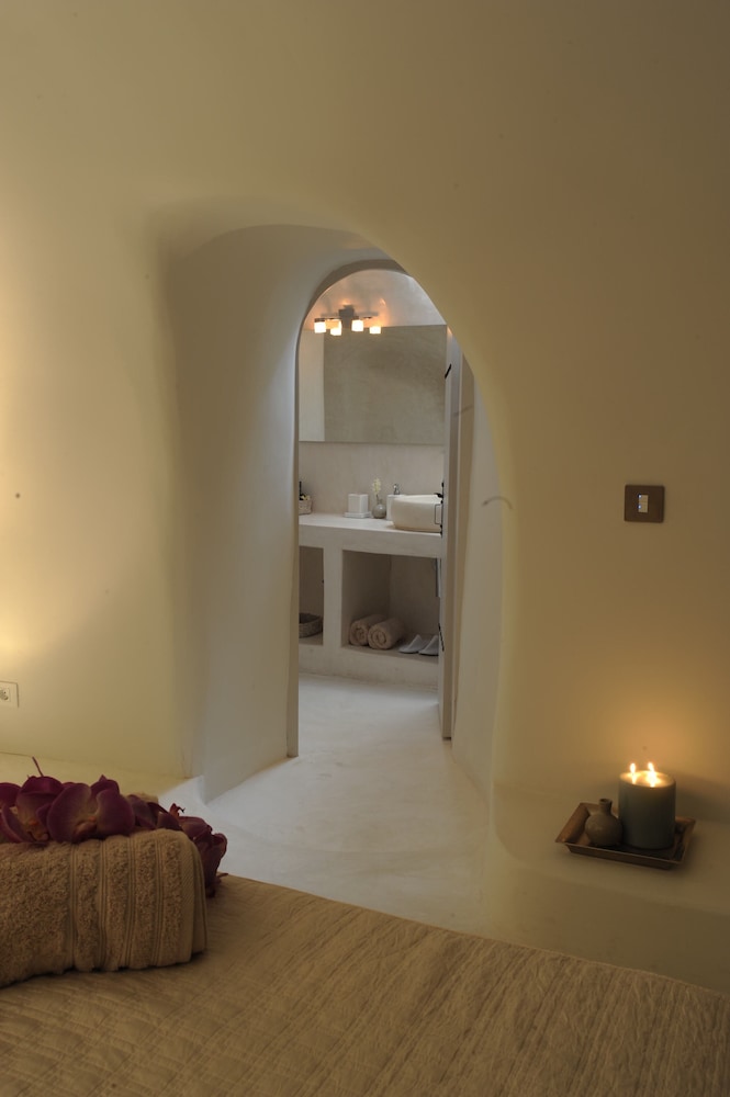 Premium Spa Room with Indoor Hot tub Caldera View - Photo 13