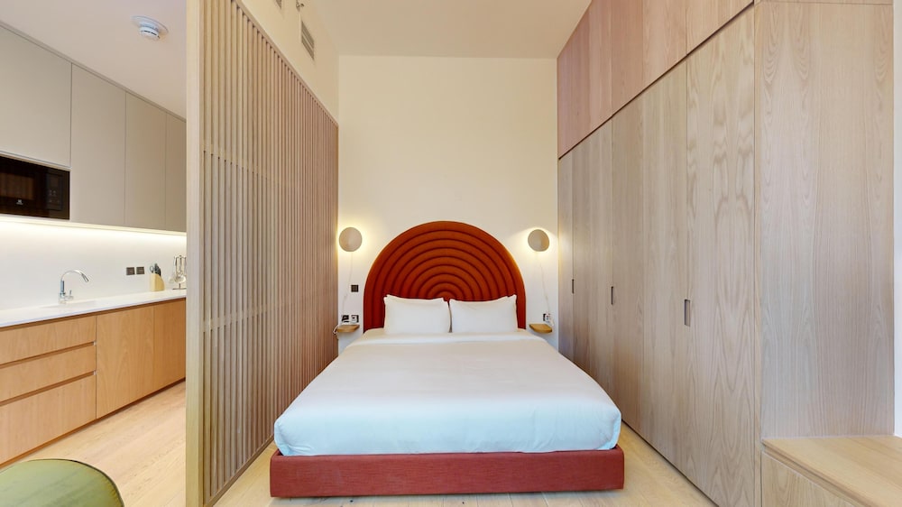 Deluxe Studio, 1 Queen Bed, Terrace, City View photo 1