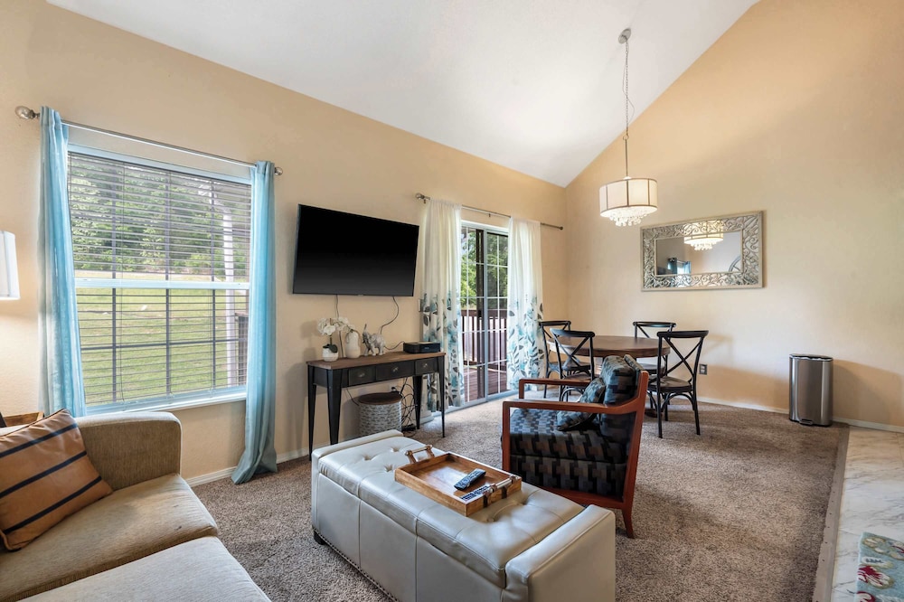 Condo, Multiple Beds, Balcony, Garden View (Warm Welcome Getaway)