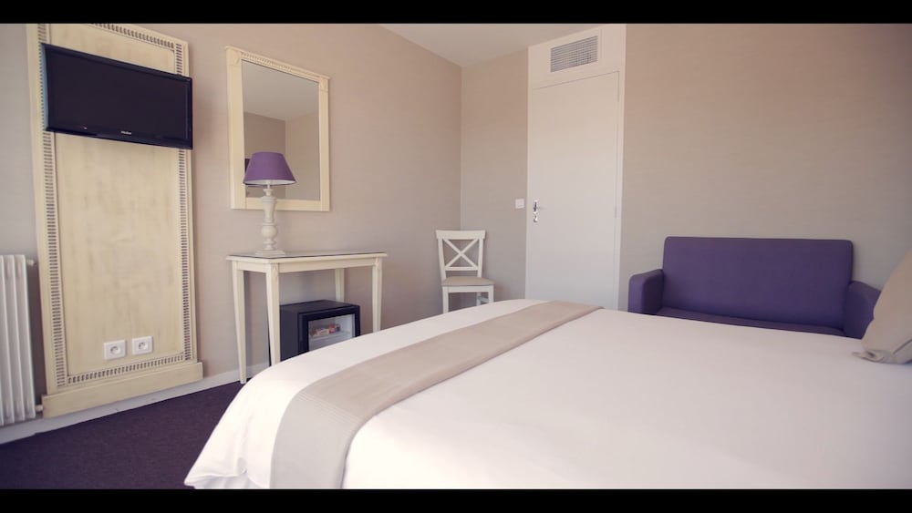 Standard Double Room - Photo 10
