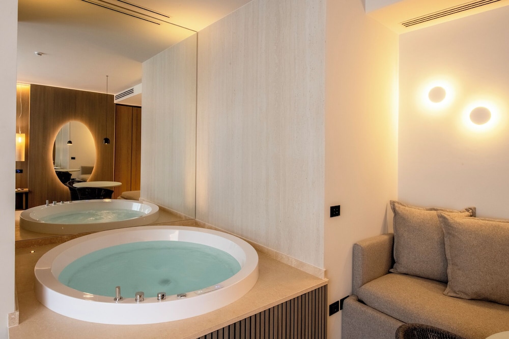 Executive Studio Suite, Hot Tub photo 1