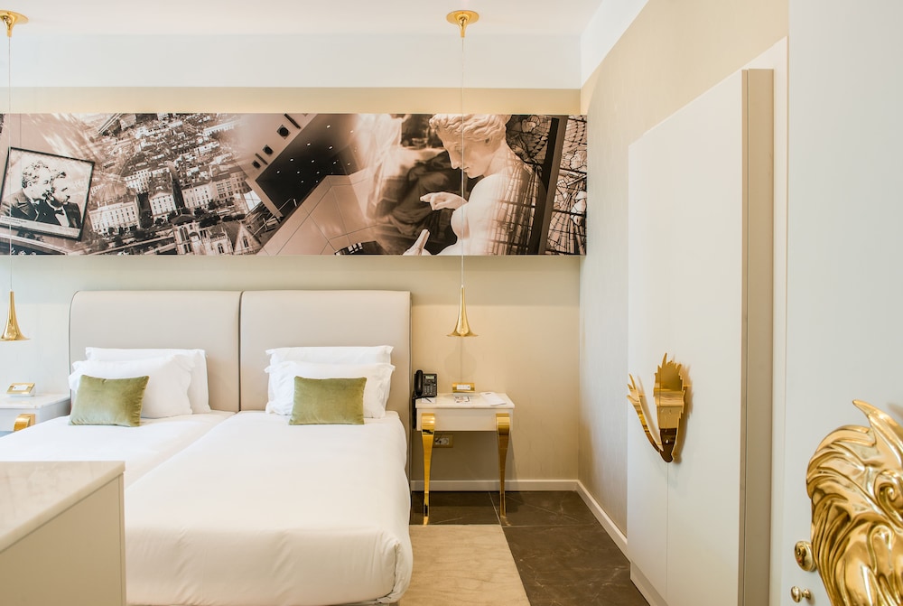 Deluxe Double Room thumbnail 5
