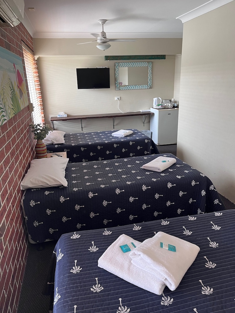 Room (1 Double & 3 Single Beds) photo 1