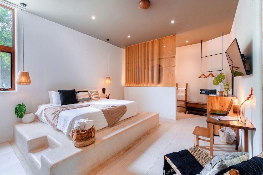 Deluxe Room, 1 King Bed, Private Bathroom