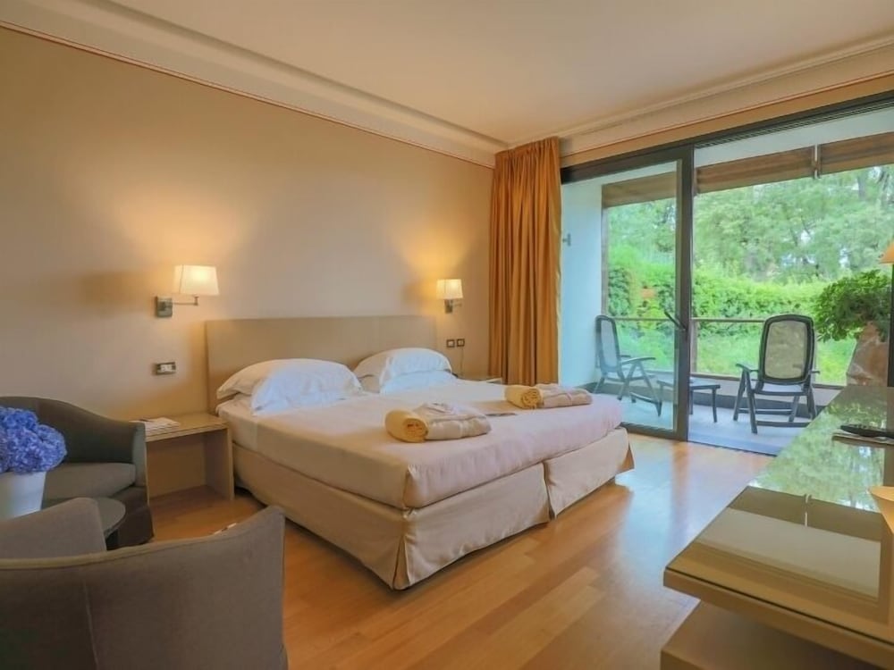 Suite - Photo 1