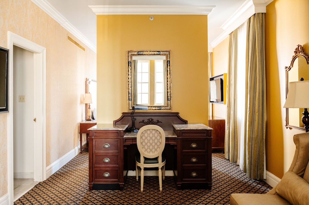 King Suite (24/7 Front Desk) - Photo 11