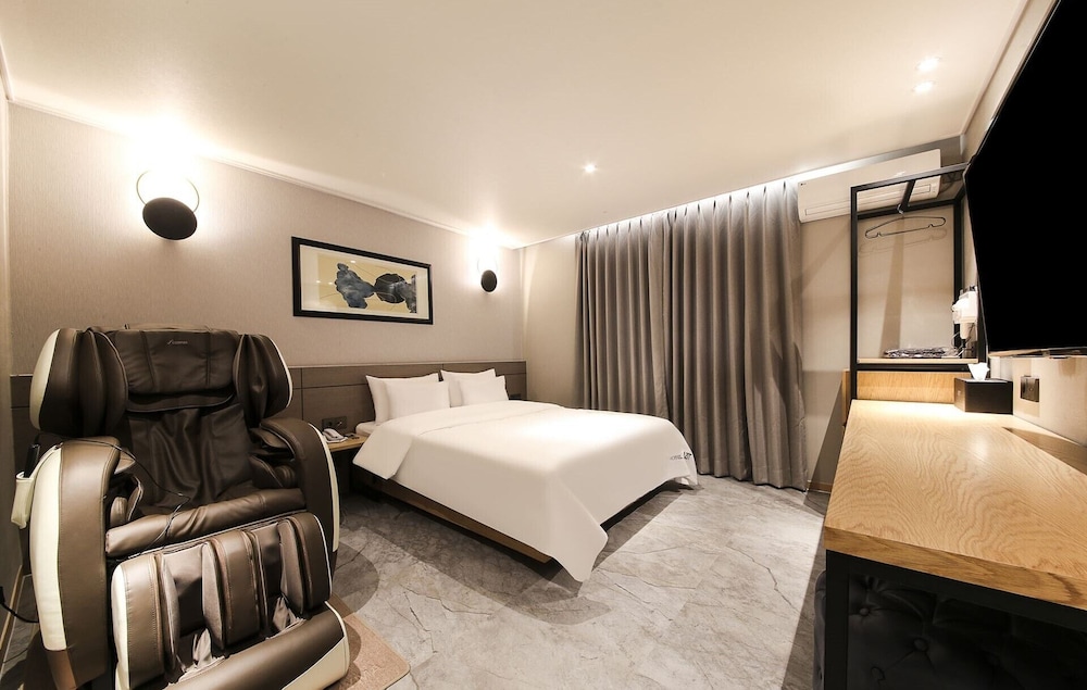 Premium Double Room, Non Smoking, Partial Lake View