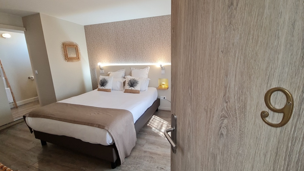 Deluxe Double Room, City View - Photo 23