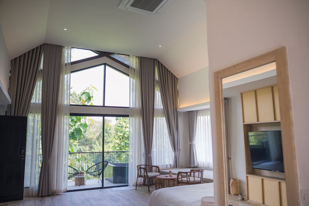 Premier Room, 1 King Bed - Photo 8