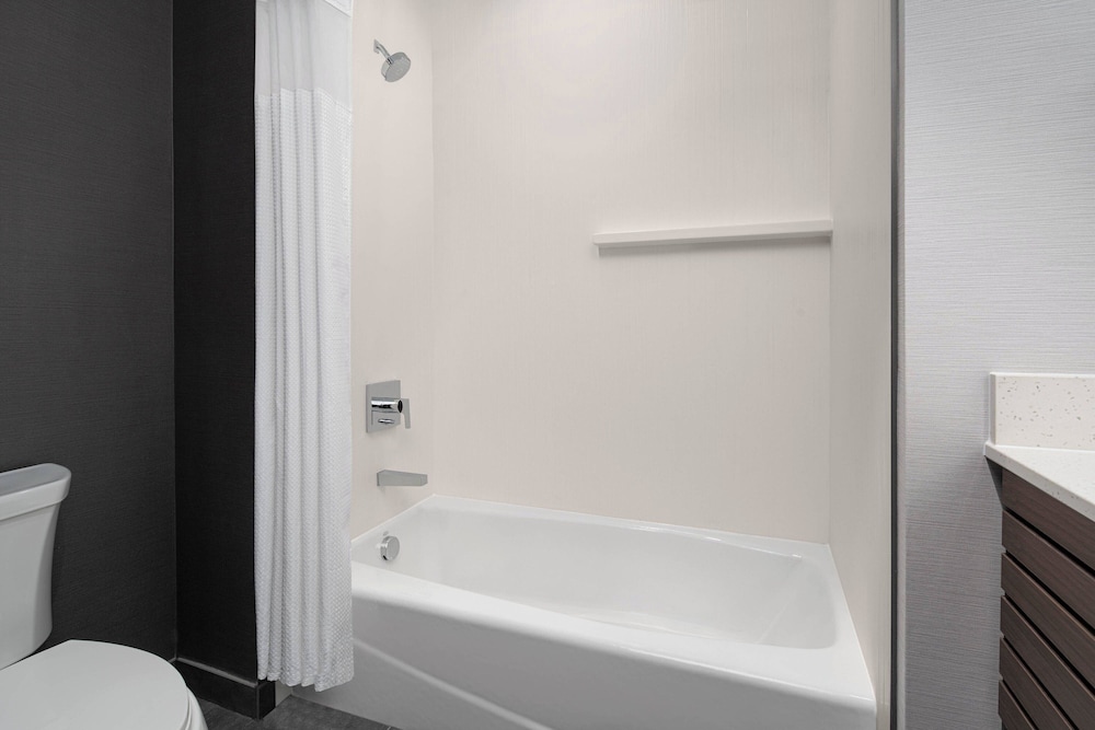 Room, 2 Queen Beds (Hearing Accessible) - Photo 2