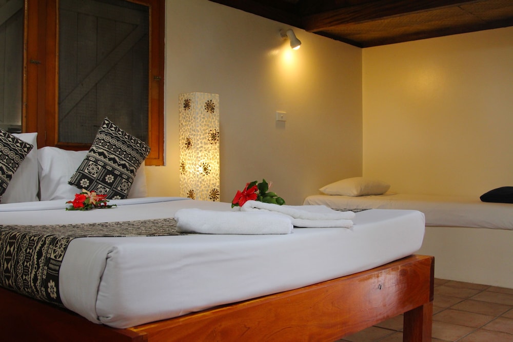 Garden Hut - Double and 2 Single Beds photo 2