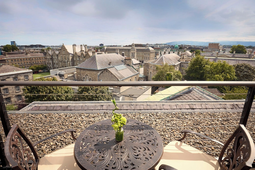 Deluxe Room, 1 King Bed, City View (Balcony)