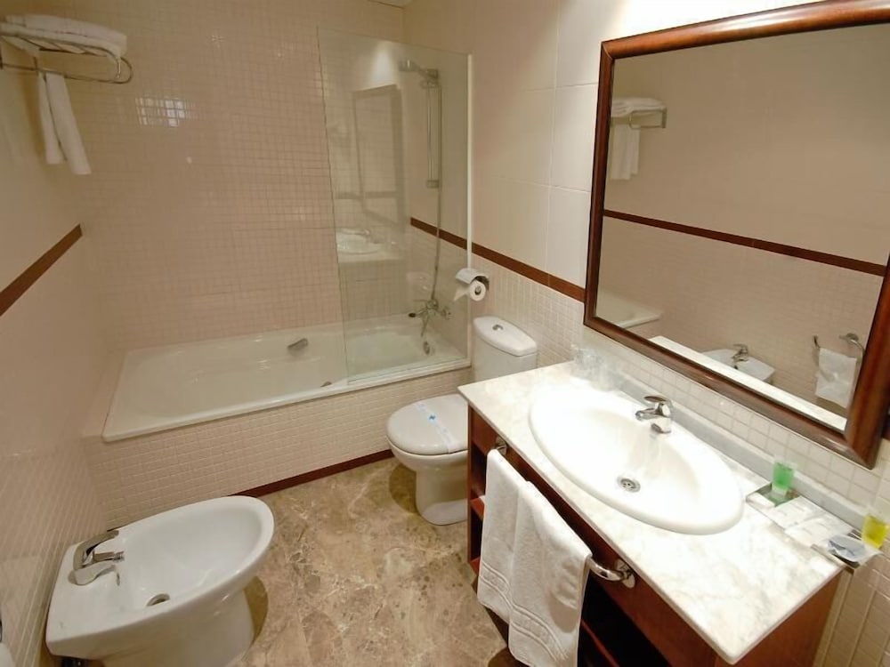 Triple Room (2 adults and 1 child) photo 3