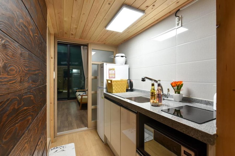 Basic Room, 1 Bedroom (201) - Photo 9