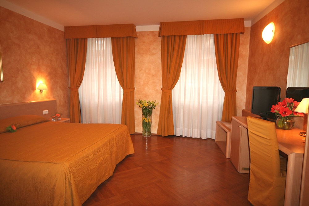 Suite - Photo 1