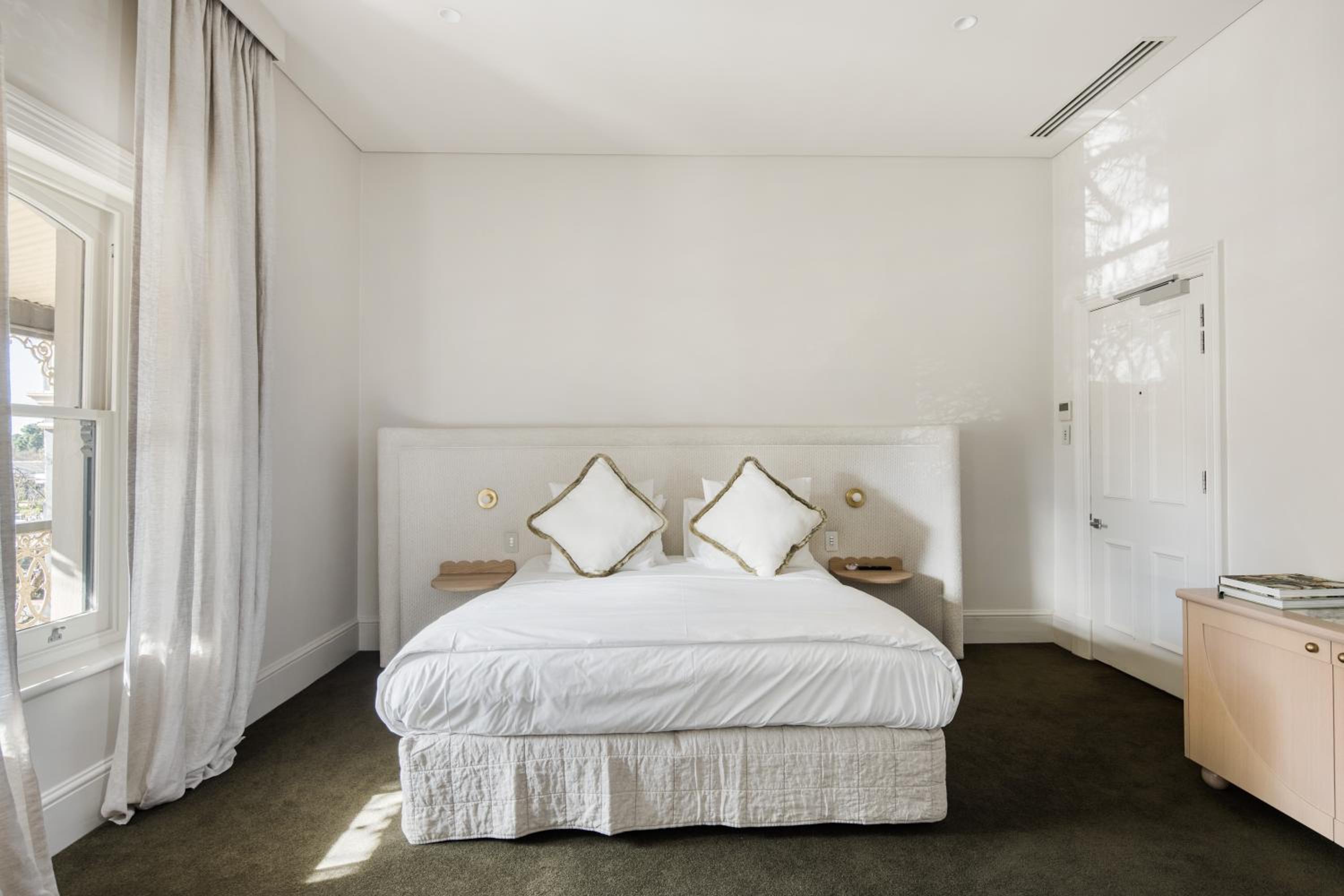 Deluxe Double Room with Balcony photo 2
